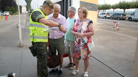 Los vecinos evacuados por los incendios, algunos con sus animales de compañía, son acogidos en el Seminario de Astorga y en el Acuartelamiento Santocildes
