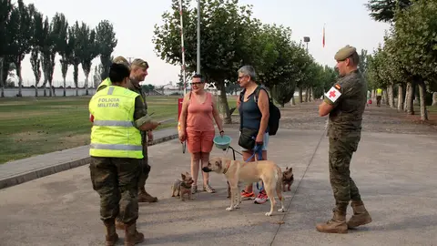 Los vecinos evacuados por los incendios, algunos con sus animales de compañía, son acogidos en el Seminario de Astorga y en el Acuartelamiento Santocildes