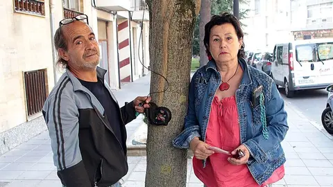 Los vecinos evacuados por los incendios, algunos con sus animales de compañía, son acogidos en el Seminario de Astorga y en el Acuartelamiento Santocildes