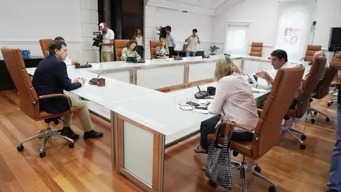 El presidente de la Junta de Castilla y León, Alfonso Fernández Mañueco, se reúne con miembros del Ejecutivo autonómico para avanzar en las actuaciones de reconstrucción de las zonas afectadas por los incendios forestales en la Comunidad. Foto: Rubén Cacho