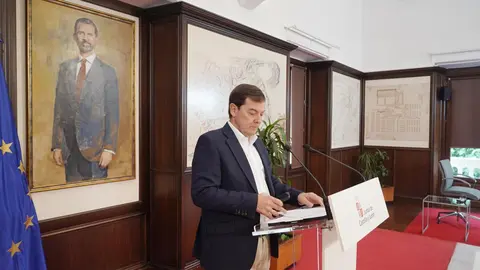 El presidente de la Junta de Castilla y León, Alfonso Fernández Mañueco, se reúne con miembros del Ejecutivo autonómico para avanzar en las actuaciones de reconstrucción de las zonas afectadas por los incendios forestales en la Comunidad. Foto: Rubén Cacho