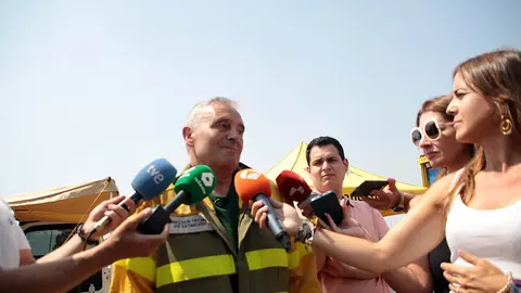 El director técnico de extinción, Antonio Rodríguez Martín en el puesto de Mando Avanzado situado en La Bañeza. Foto: Peio García.
