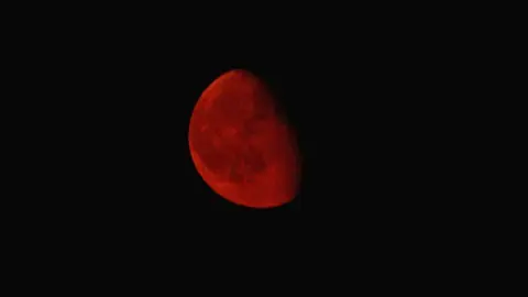 Luna roja en El Bierzo y noche de rayos en León capital. Fotos de César Hornija y Campillo