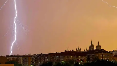 Luna roja en El Bierzo y noche de rayos en León capital. Fotos de César Hornija y Campillo (1)
Más de 1.500 efectivos trabajan hoy en los 15 incendios activos en la provincia de León, donde hay más de 7.800 personas desalojadas de 34 localidades