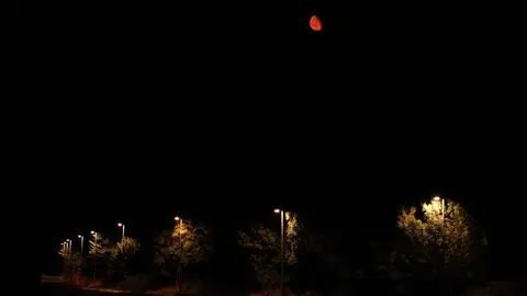 Luna roja en El Bierzo y noche de rayos en León capital. Fotos de César Hornija y Campillo (1)