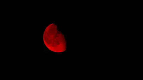 Luna roja en El Bierzo y noche de rayos en León capital. Fotos de César Hornija y Campillo (1)