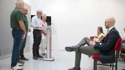 El delegado territorial, Eduardo Diego, informa a los medios sobre la evolución de los incendios forestales en la provincia