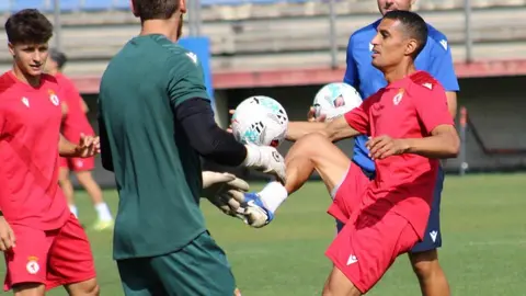 La Cultural finaliza la semana de entrenamientos con la mirada puesta en el encuentro ante el Burgos en El Plantío este viernes (21:30 horas). Fotos: CyDLeonesa