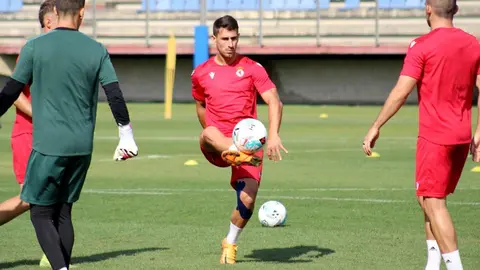 La Cultural finaliza la semana de entrenamientos con la mirada puesta en el encuentro ante el Burgos en El Plantío este viernes (21:30 horas). Fotos: CyDLeonesa