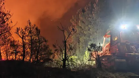 La UME durante su intervención en el incendio de Barniedo, en Boca de Huérgano. Foto: UME