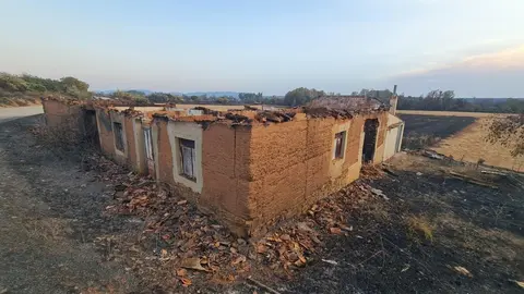 La desolación se adueña de la Valdería; Castrocalbón y San Esteban de Nogales vivieron momentos dramáticos por las llamas y el resultado fue desolador. Fotos: Heraldo de León