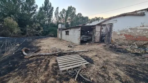La desolación se adueña de la Valdería; Castrocalbón y San Esteban de Nogales vivieron momentos dramáticos por las llamas y el resultado fue desolador. Fotos: Heraldo de León