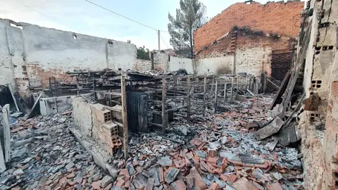 La desolación se adueña de la Valdería; Castrocalbón y San Esteban de Nogales vivieron momentos dramáticos por las llamas y el resultado fue desolador. Fotos: Heraldo de León
