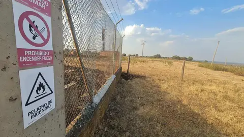 En la Calle Mayor de San Juan de Torres, Pedro y Félix charlan animadamente mientras el pueblo intenta recuperar la normalidad. Al fondo, Josefa se acerca, aunque prefiere no salir en las fotografías. Su mirada describe lo ocurrido en su localidad y en Villanueva de Jamuz, donde el fuego llegó al polvorín. Fotos: Heraldo de León