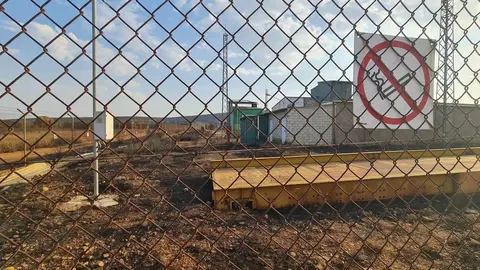 En la Calle Mayor de San Juan de Torres, Pedro y Félix charlan animadamente mientras el pueblo intenta recuperar la normalidad. Al fondo, Josefa se acerca, aunque prefiere no salir en las fotografías. Su mirada describe lo ocurrido en su localidad y en Villanueva de Jamuz, donde el fuego llegó al polvorín. Fotos: Heraldo de León