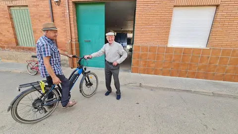En la Calle Mayor de San Juan de Torres, Pedro y Félix charlan animadamente mientras el pueblo intenta recuperar la normalidad. Al fondo, Josefa se acerca, aunque prefiere no salir en las fotografías. Su mirada describe lo ocurrido en su localidad y en Villanueva de Jamuz, donde el fuego llegó al polvorín. Fotos: Heraldo de León