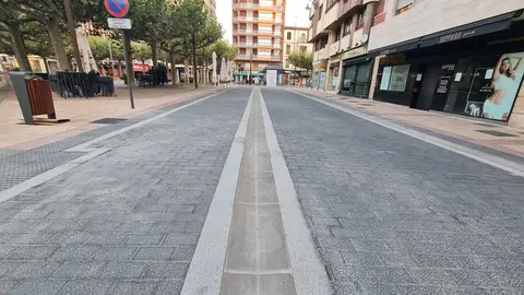 Tras tres meses de trabajos, el Ayuntamiento culmina la peatonalización de 170 metros, ampliando el espacio público y atrayendo nuevas aperturas, como una lavandería de última generación.