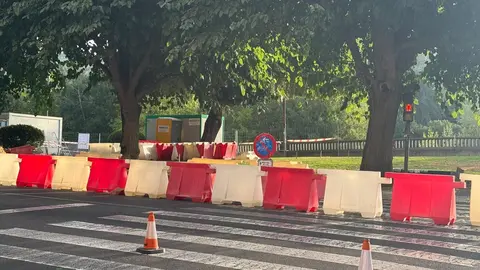 El Ayuntamiento de León, tras la adjudicación definitiva, ha dado comienzo a las obras de construcción de una rotonda junto al Puente de los Leones, en la intersección de las avenidas Ingeniero Sáenz de Miera y Palencia, así como del paseo Salamanca.