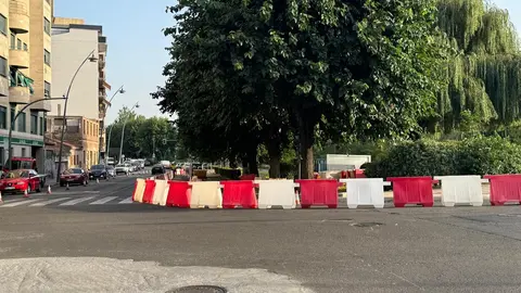 El Ayuntamiento de León, tras la adjudicación definitiva, ha dado comienzo a las obras de construcción de una rotonda junto al Puente de los Leones, en la intersección de las avenidas Ingeniero Sáenz de Miera y Palencia, así como del paseo Salamanca.
