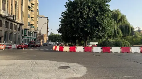 El Ayuntamiento de León, tras la adjudicación definitiva, ha dado comienzo a las obras de construcción de una rotonda junto al Puente de los Leones, en la intersección de las avenidas Ingeniero Sáenz de Miera y Palencia, así como del paseo Salamanca.