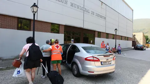 Palacios del Sil recibe a parte de los desalojados por el incendio de Salientes. Foto: César Hornija