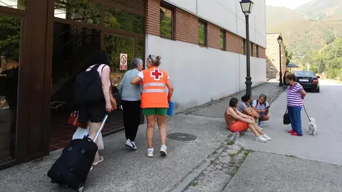 Palacios del Sil recibe a parte de los desalojados por el incendio de Salientes. Foto: César Hornija
