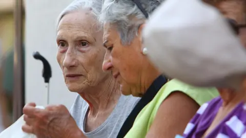 Palacios del Sil recibe a parte de los desalojados por el incendio de Salientes. Foto: César Hornija
