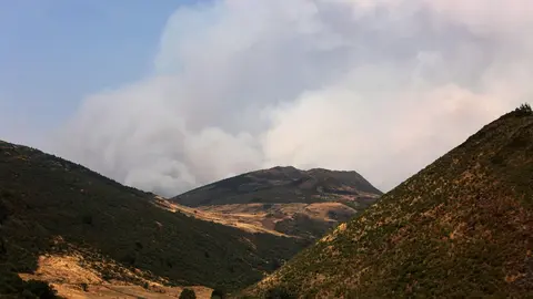 Incendio en Anllares del Sil y Orallo. La provincia de León vive un momento dramático en los incendios. Fotos: César Hornija