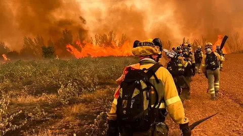 La madrugada del sábado deja nuevas evacuaciones en el norte de León mientras la provincia arde por dos frentes en los mayores incendios de su historia. Imágenes tomadas por los brigadistas de Brif Tabuyo que trabajan en los incendios.