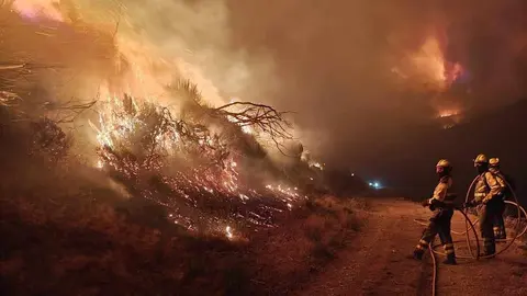 La madrugada del sábado deja nuevas evacuaciones en el norte de León mientras la provincia arde por dos frentes en los mayores incendios de su historia. Imágenes tomadas por los brigadistas de Brif Tabuyo que trabajan en los incendios.