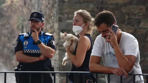 Vecinos desalojados de las localidades bercianas de Peñalba de Santiago, Bouzas, San Cristóbal de Valdueza, Espinoso de Compludo y Manzanedo de Valdueza por el incendio de Llamas de Cabrera. Foto: César Hornija