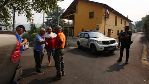 Vecinos desalojados de las localidades bercianas de Peñalba de Santiago, Bouzas, San Cristóbal de Valdueza, Espinoso de Compludo y Manzanedo de Valdueza por el incendio de Llamas de Cabrera. Foto: César Hornija