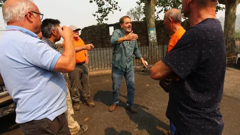 Vecinos desalojados de las localidades bercianas de Peñalba de Santiago, Bouzas, San Cristóbal de Valdueza, Espinoso de Compludo y Manzanedo de Valdueza por el incendio de Llamas de Cabrera. Foto: César Hornija