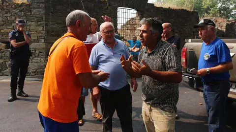 Vecinos desalojados de las localidades bercianas de Peñalba de Santiago, Bouzas, San Cristóbal de Valdueza, Espinoso de Compludo y Manzanedo de Valdueza por el incendio de Llamas de Cabrera. Foto: César Hornija