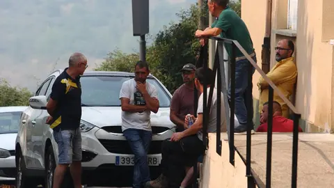 Vecinos desalojados de las localidades bercianas de Peñalba de Santiago, Bouzas, San Cristóbal de Valdueza, Espinoso de Compludo y Manzanedo de Valdueza por el incendio de Llamas de Cabrera. Foto: César Hornija