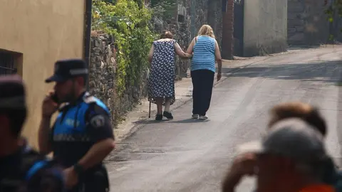 Vecinos desalojados de las localidades bercianas de Peñalba de Santiago, Bouzas, San Cristóbal de Valdueza, Espinoso de Compludo y Manzanedo de Valdueza por el incendio de Llamas de Cabrera. Foto: César Hornija