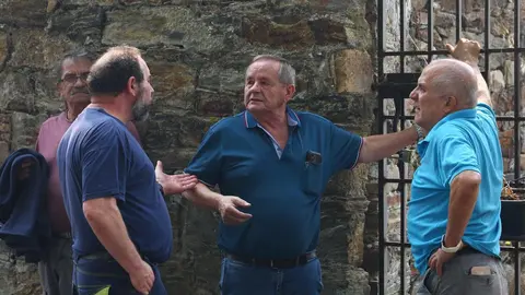 Vecinos desalojados de las localidades bercianas de Peñalba de Santiago, Bouzas, San Cristóbal de Valdueza, Espinoso de Compludo y Manzanedo de Valdueza por el incendio de Llamas de Cabrera. Foto: César Hornija