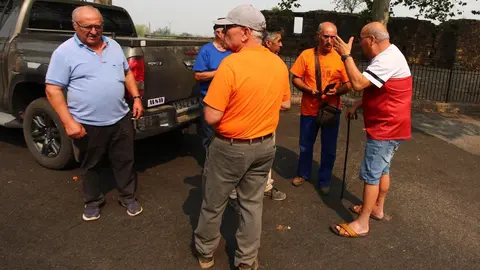 Vecinos desalojados de las localidades bercianas de Peñalba de Santiago, Bouzas, San Cristóbal de Valdueza, Espinoso de Compludo y Manzanedo de Valdueza por el incendio de Llamas de Cabrera. Foto: César Hornija