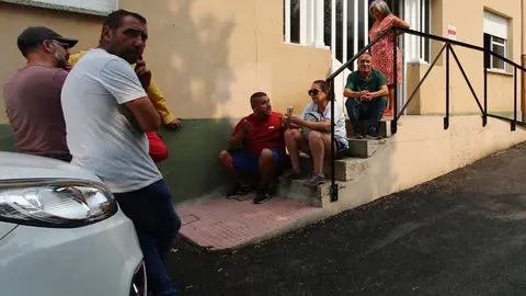 Vecinos desalojados de las localidades bercianas de Peñalba de Santiago, Bouzas, San Cristóbal de Valdueza, Espinoso de Compludo y Manzanedo de Valdueza por el incendio de Llamas de Cabrera. Foto: César Hornija
