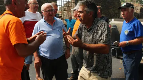 Vecinos desalojados de las localidades bercianas de Peñalba de Santiago, Bouzas, San Cristóbal de Valdueza, Espinoso de Compludo y Manzanedo de Valdueza por el incendio de Llamas de Cabrera. Foto: César Hornija