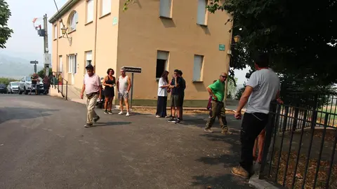 Vecinos desalojados de las localidades bercianas de Peñalba de Santiago, Bouzas, San Cristóbal de Valdueza, Espinoso de Compludo y Manzanedo de Valdueza por el incendio de Llamas de Cabrera. Foto: César Hornija