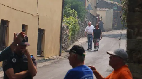 Vecinos desalojados de las localidades bercianas de Peñalba de Santiago, Bouzas, San Cristóbal de Valdueza, Espinoso de Compludo y Manzanedo de Valdueza por el incendio de Llamas de Cabrera. Foto: César Hornija