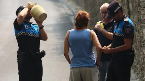 Vecinos desalojados de las localidades bercianas de Peñalba de Santiago, Bouzas, San Cristóbal de Valdueza, Espinoso de Compludo y Manzanedo de Valdueza por el incendio de Llamas de Cabrera. Foto: César Hornija