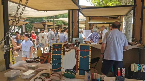 El Jardín de los Patos de Valencia de Don Juan acoge este fin de semana la 28 Feria de Artesanía.