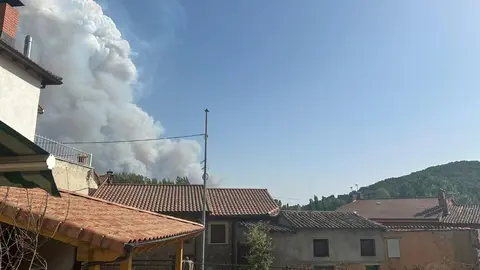 Las columnas de humo del fuego de Canalejas eran visibles desde Taranilla. Foto: JSR