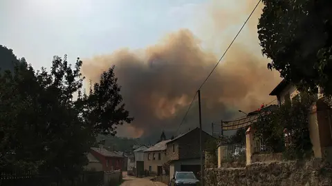 La pequeña localidad de Fasgar se encuentra amenazada por un incendio forestal. Foto: Peio García