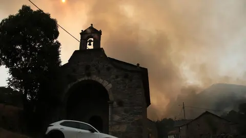 La pequeña localidad de Fasgar se encuentra amenazada por un incendio forestal. Foto: Peio García