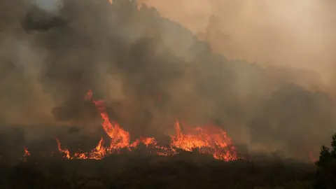 La pequeña localidad de Fasgar se encuentra amenazada por un incendio forestal. Foto: Peio García