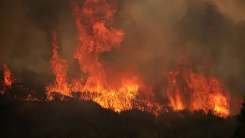 La pequeña localidad de Fasgar se encuentra amenazada por un incendio forestal. Foto: Peio García