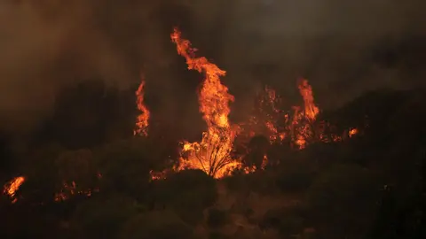 La pequeña localidad de Fasgar se encuentra amenazada por un incendio forestal. Foto: Peio García